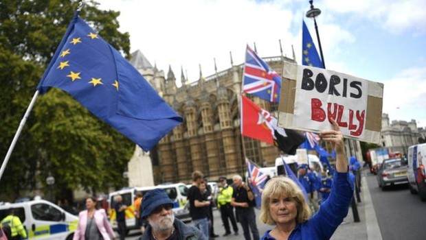 Protesto pró-UE diante de Westminster nesta terça-feira; parlamentares tentarão tomar o controle legislativo da casa para impedir o 'Brexit sem acordo' (Foto: EPA VIA BBC)
