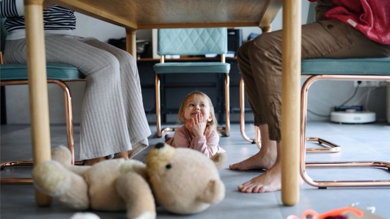 Decidir qual dos pais tirará um VAB pode gerar atrito entre casais, segundo o escritor Manne Forssberg (Foto: Getty Images via BBC News)