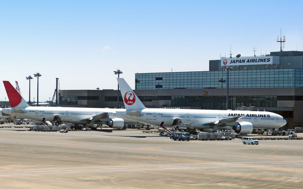 AviÃ£o da Japan Airlines em aeroporto no JapÃ£o â€” Foto: cegoh/Creative Commons