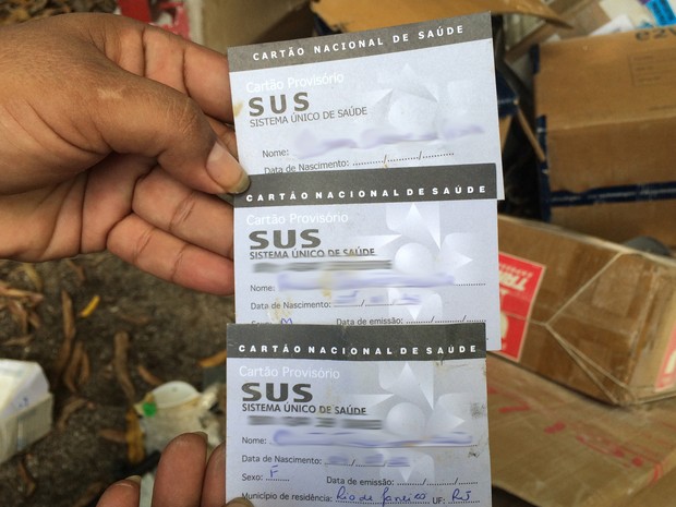 Carteirinhas do SUS foram encontrads em caçamba de lixo do hospital (Foto: Cristina Boeckel/G1)