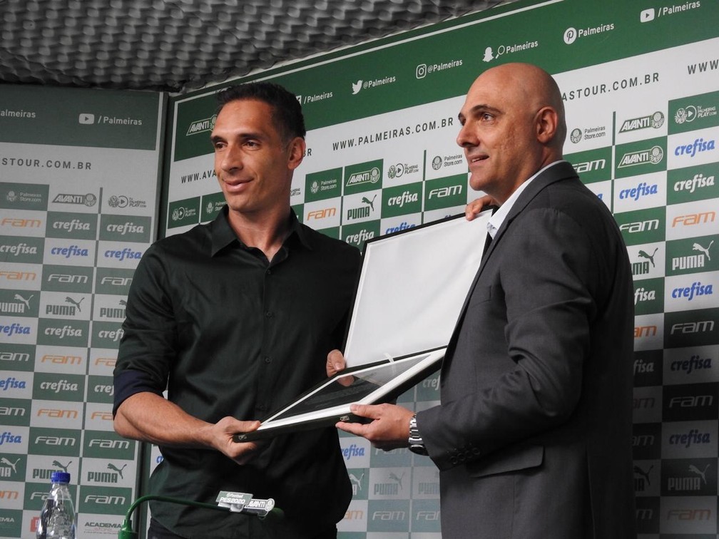 Fernando Prass e Maurício Galiotte: goleiro recebeu placa — Foto: Felipe Zito
