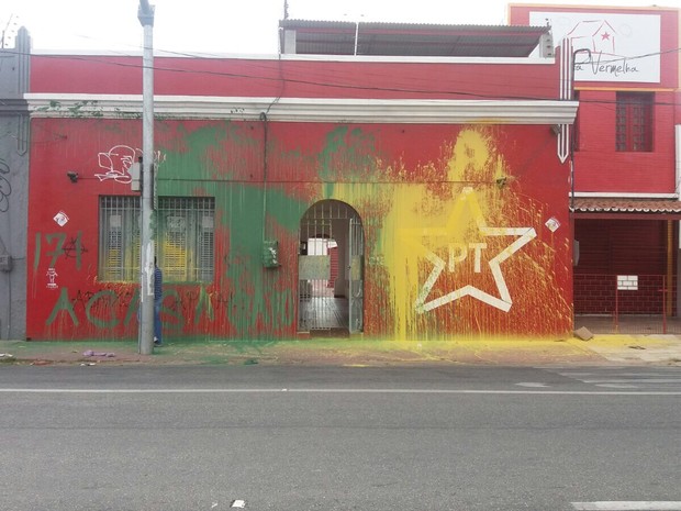 Sede do PT municipal de Fortaleza é alvo de vandalismo e pichações: a casa caiu (Foto: Francisco de Assis/PT Ceará)