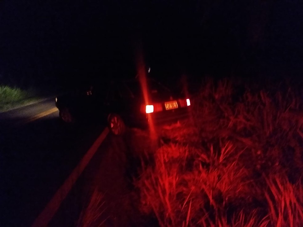 Carro foi visto parado na ponte sobre o Rio do Peixe — Foto: Polícia Ambiental
