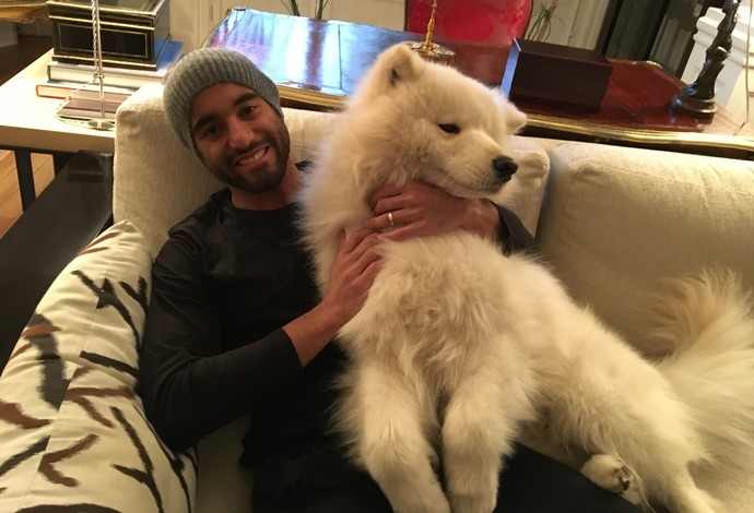 Lucas Moura com o cachorro Flecha na casa onde vive em Paris (Foto: Ivan Raupp) Lucas Moura com o cachorro Flecha na casa onde vive em Paris (Foto: Ivan Raupp)