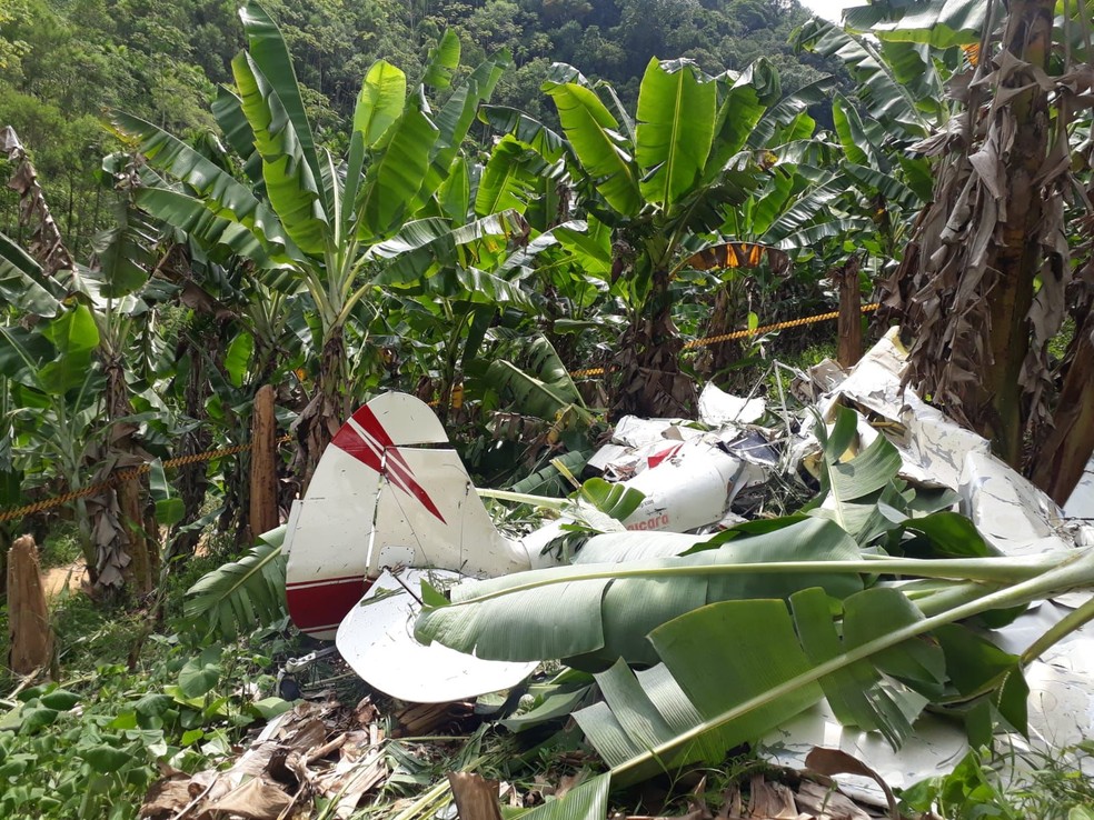 Avião de pulverização caiu em área rural de Registro, SP  — Foto: Divulgação/Polícia Militar