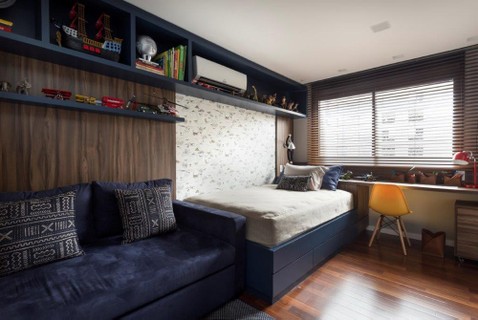 QUARTO | A área da cama é delimitada pelo papel de parede. A paleta é norteada pelo azul marinho, com toques de marcenaria, da Maximiliano Móveis. Persianas Uniflex. Projeto do arquiteto Marcelo Salum
