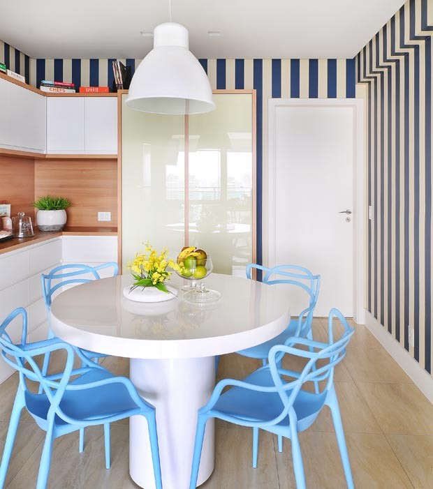 copa-sala-de-almoco-mesa-cadeiras-madeira-papel-de-parede-azul-branco-pendente (Foto: Sidney Doll/Divulgação)