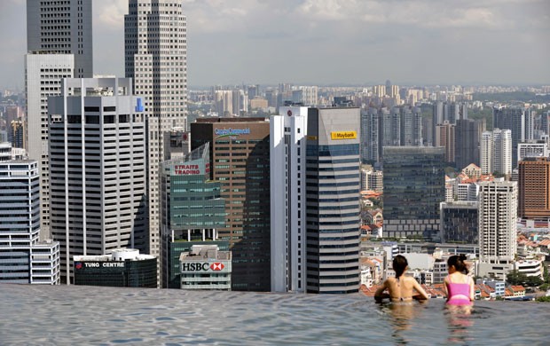 Piscina com 'borda infinita' é atração do hotel Marina Bay Sands (Foto: Roslan Rahman/AFP)