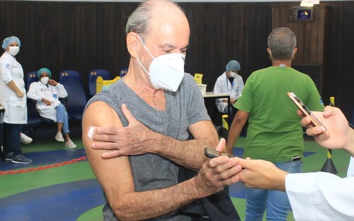 Ney Matogrosso toma segunda dose da vacina contra a Covid-19 no Rio