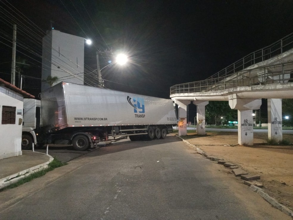 Carreta atingiu passarela e ficou presa à estrutura em Parnamirim, na Grande Natal — Foto: Cedida
