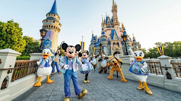Mickey e sua turma vestidos com as novas roupas de gala, nos tons da celebração pelos 50 anos do complexo de parques temáticos Walt Disney World, na Flórida (Foto: Disney Parks / Divulgação)