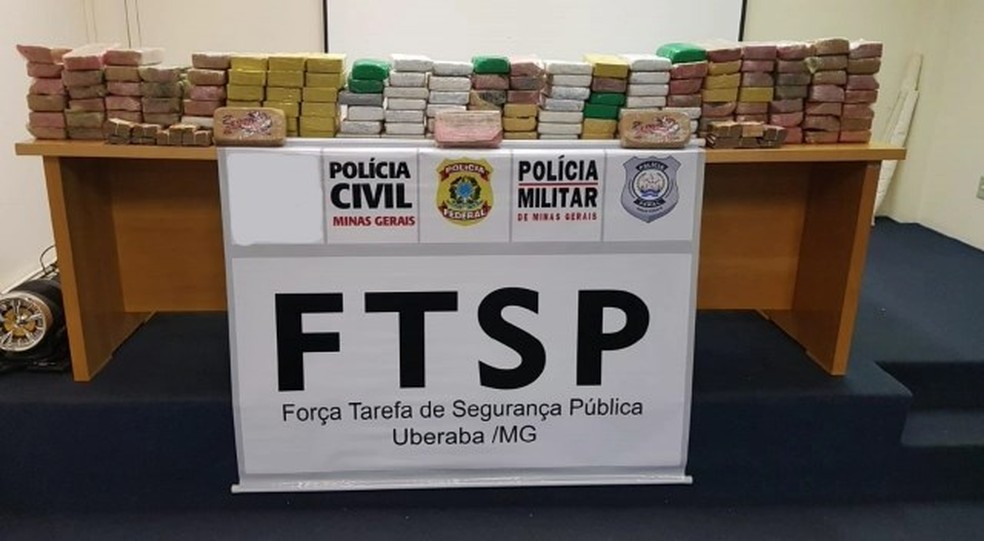 Cocaína apreendida em meio a carga de minério de ferro na BR-262 em Uberaba — Foto: FTSP/Divulgação