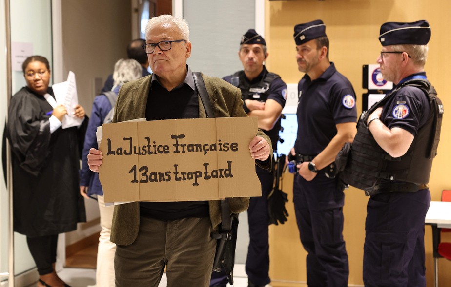 Homem protesta no julgamento do voo 447 em Paris: 'Justiça francesa, 13 anos, tarde demais'