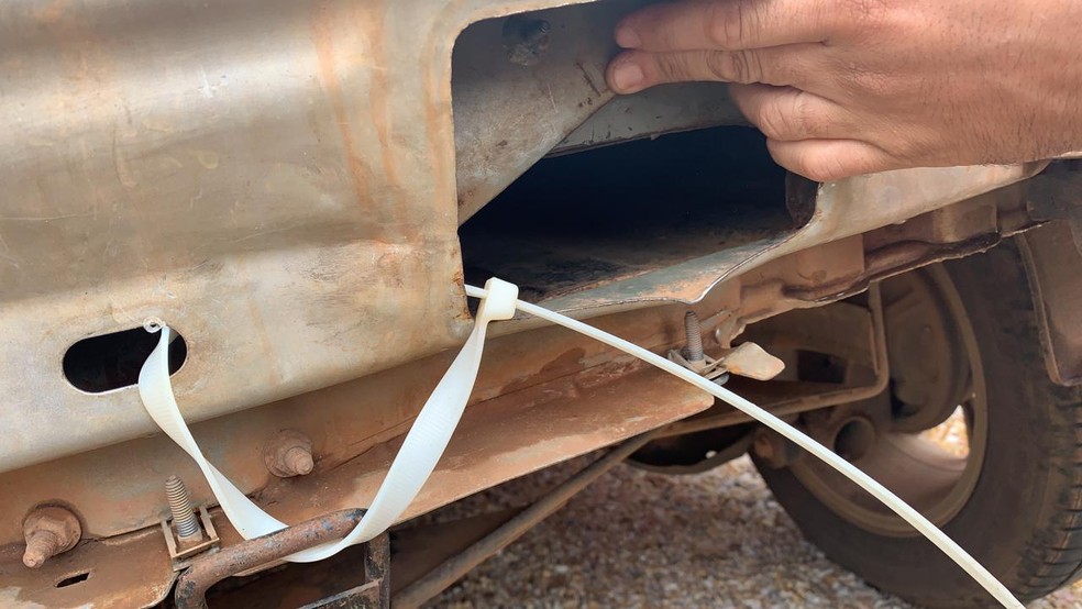 Compartimento ficava no para-choque traseiro do carro — Foto: Divulgação/SSP