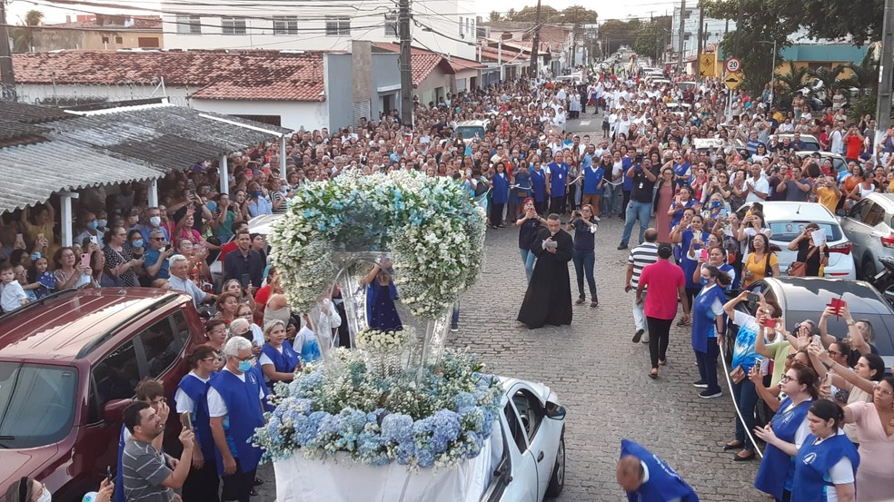 Fi&eacute;is celebram Nossa Senhora Aparecida com prociss&atilde;o em Natal &mdash; Foto: S&eacute;rgio Henrique Santos/Inter TV Cabugi