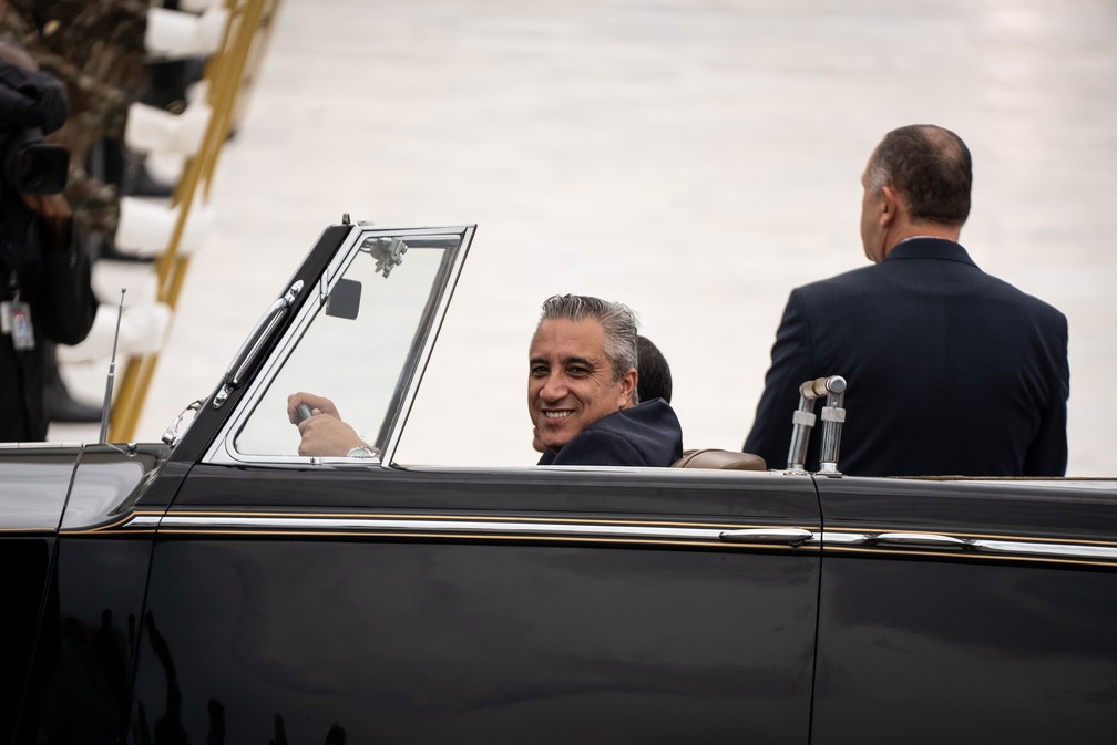 Motorista do Rolls-Royce presidencial sorri durante ensaio da posse presidencial que movimentou a Esplanada dos Ministérios nesta sexta-feira (30) — Foto: Fábio Tito/g1