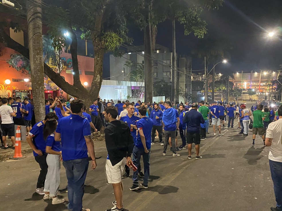 Torcedores do Cruzeiro em ponto de aglomeração no entorno do Mineirão — Foto: Guilherme Macedo