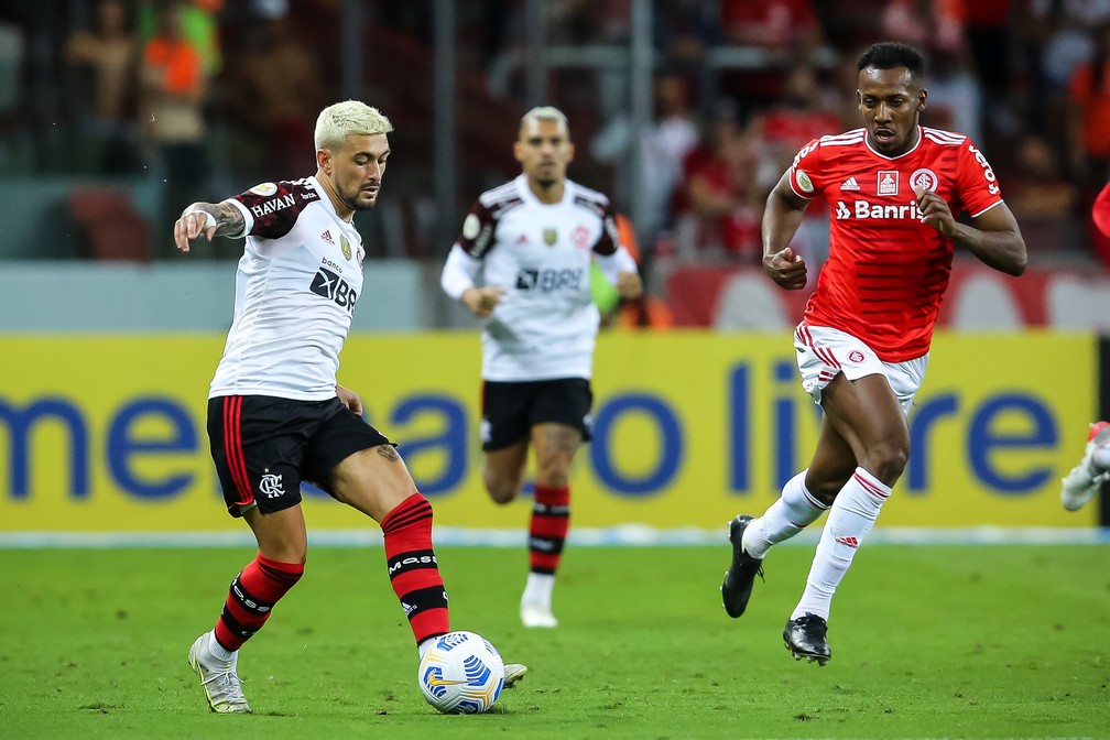 Observado por Moisés, Arrascaeta volta a atuar em Internacional x Flamengo — Foto: Pedro H. Tesch/AGIF