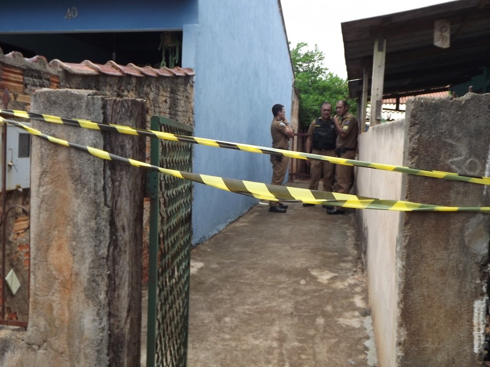 Suspeito pulou o muro e atacou as vítimas dentro de uma casa — Foto: Blog do Chaguinhas/Divulgação