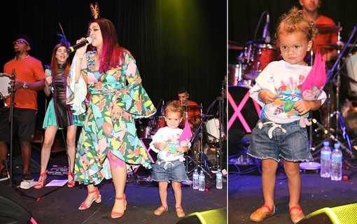 Preta Gil canta com neta no palco do Camarote Expresso 2222