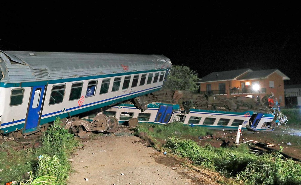   Trem descarrilado em Caluso, nos arredores de Turim, na Itália (Foto: Antonio Calanni / AP Photo)