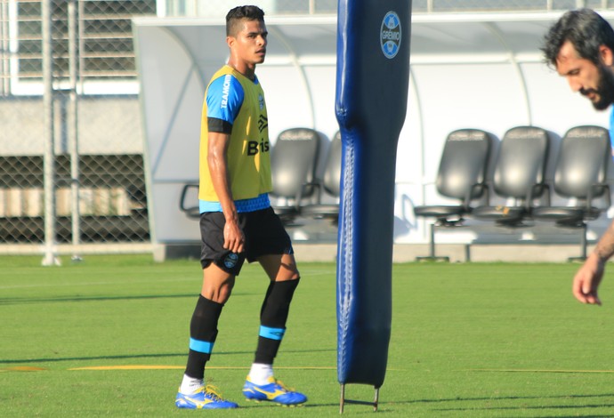 Sem Luan, Roger divide grupo, e novo lateral treina entre titulares no Grêmio