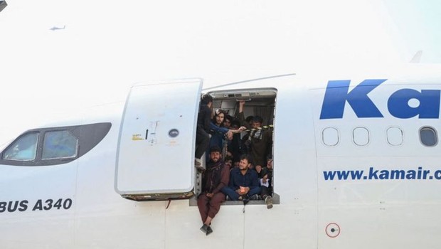 Alguns afegãos conseguiram embarcar em aviões (Foto: AFP via BBC)
