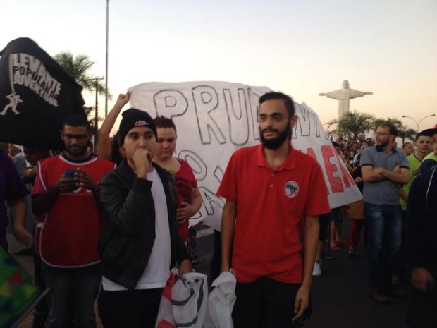 Grupo protesta em Presidente Prudente contra o governo do presidente interino Michel Temer (Foto: Heloise Hamada/G1)