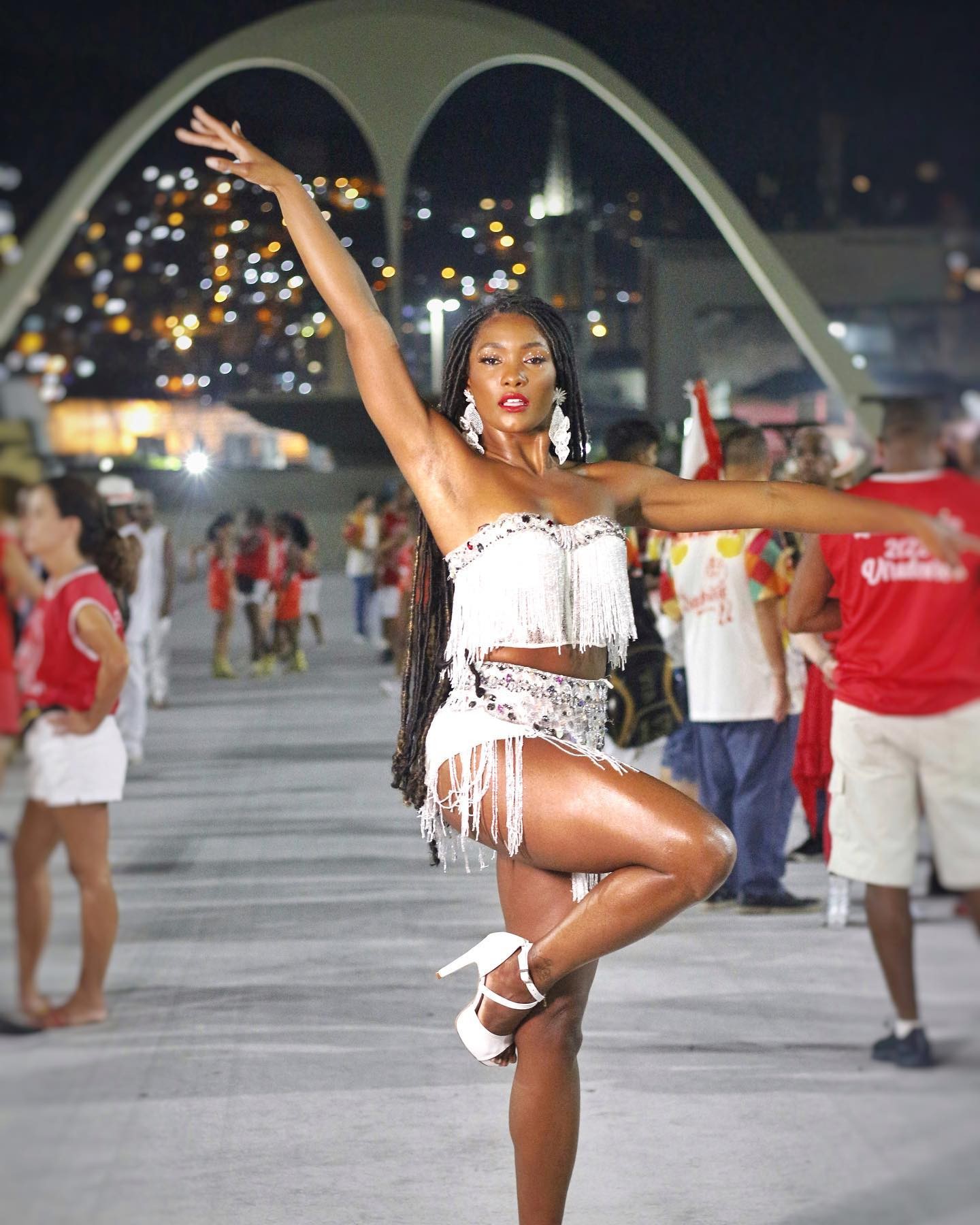 Erika Januza posa na Sapucaí em ensaio de escolha de samba: 'De volta' (Foto: Reprodução / Instagram)