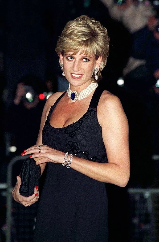 Lady Di em 1985 e vestindo uma de suas joias preferidas: gargantilha de pérolas com diamantes (Foto: Getty Images)
