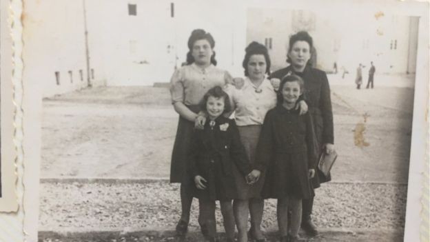 Tova Barkai (na frente, à direita) (Foto: Reprodução Cheating Hitler)