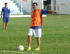 Juliano Gerlin, técnico do Osvaldo Cruz (Foto: João Paulo Tilio / Globoesporte.com)