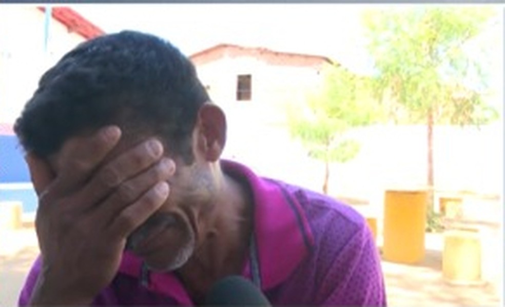 Pai de cadeirante morta durante ataque a tiros em escola na Bahia se emociona — Foto: Reprodução/TV Bahia