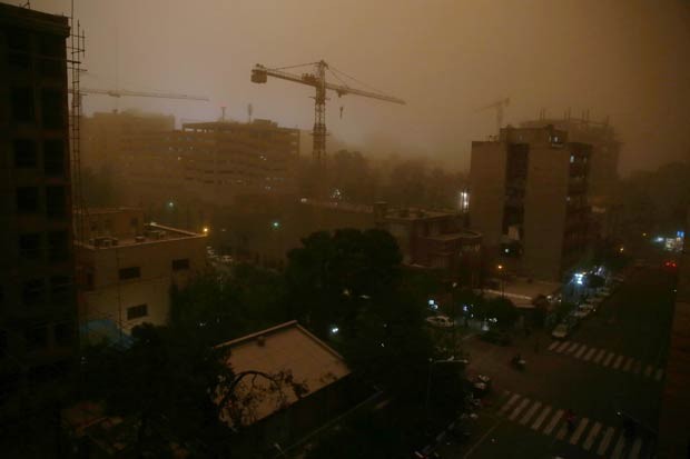 Vista de Teerã durante a tempestade de areia nesta segunda-feira (2) (Foto: Ebrahim Noroozi/AP)