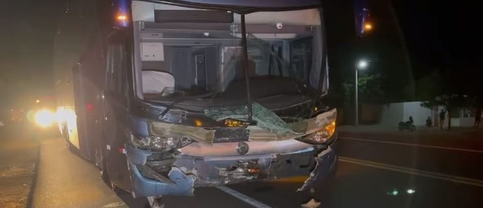 Ônibus de viagem colidiu frontalmente contra carro no quilômetro 131 da BR-222. — Foto: Arquivo pessoal