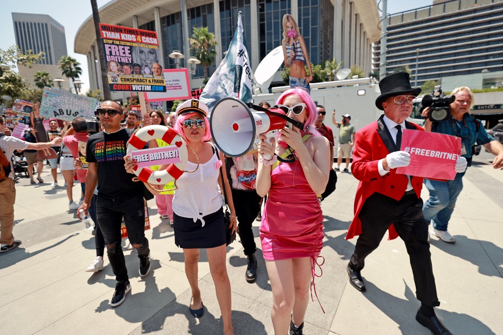 Fãs protestam pelo fim da tutela de Britney Spears em frente ao tribunal no dia 14 de julho — Foto: Emma McIntyre/Getty Images North America/Getty Images via AFP