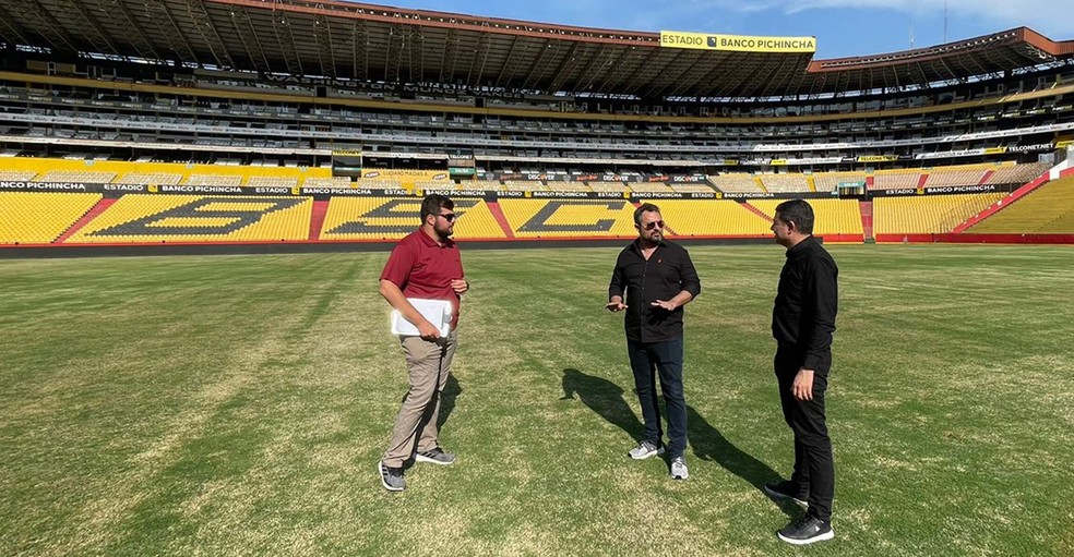 Alexandre Mattos e Rodrigo Ramos visitam o palco da final em Guayaquil Athletico — Foto: Athletico