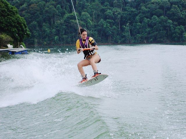 Debora Nascimento arrasa nas manobras do wakeboard (Foto: Reprodução/Instagram)