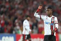 Flamengo enfrenta arbitragem polêmica com Vini Jr. e Paquetá em Bogotá.