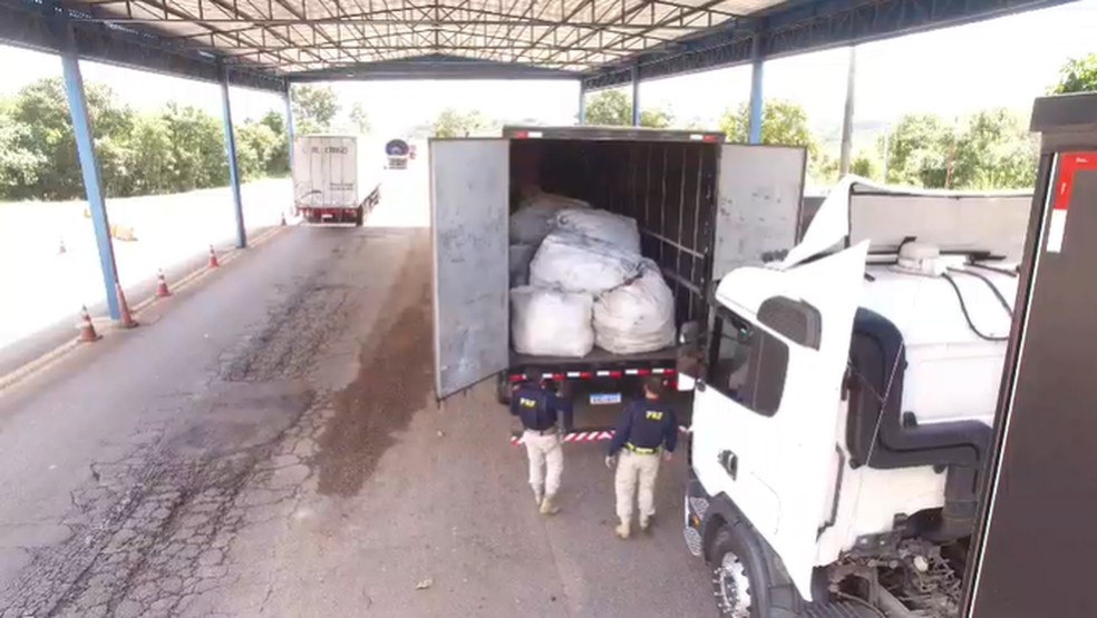 Carga de cobre estava sendo transportada em quatro caminhões — Foto: PRF/Divulgação