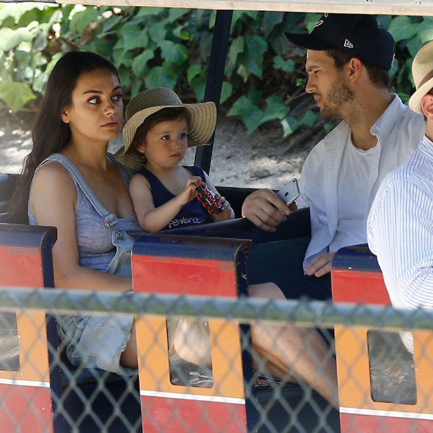 Mila Kunis e Ashton Kutcher com a filha, Wyatt (Foto: Grosby Group)