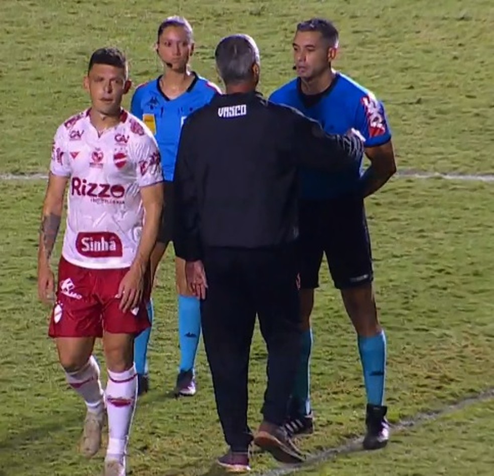 Apos Polemica Em Jogo Do Vasco Arbitro E Desconvidado De Semana Da Lista Fifa Vasco Ge