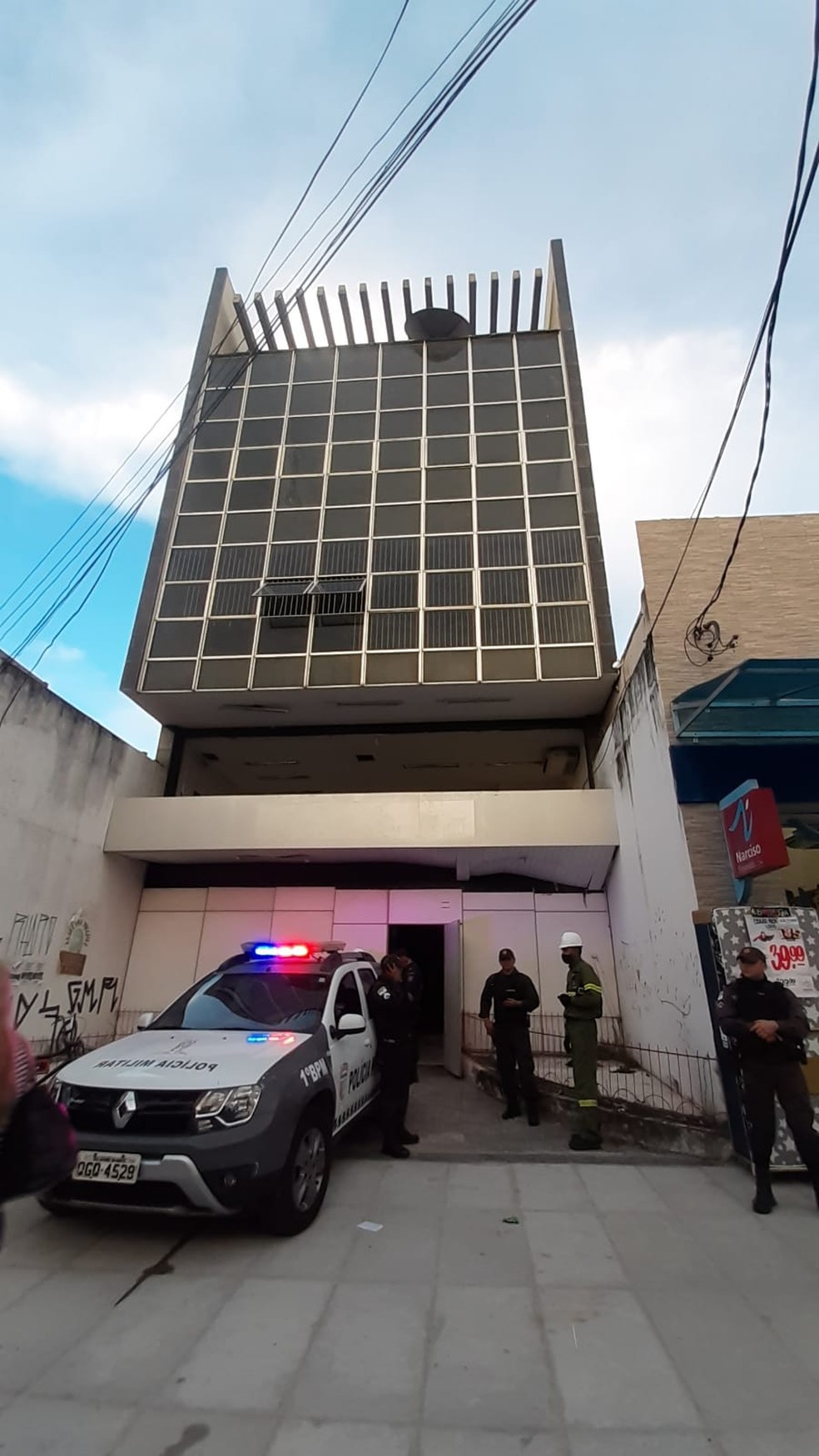 Homem morre eletrocutado ao tentar roubar fiação de prédio abandonado em Natal — Foto: Sérgio Henrique Santos/Inter TV Cabugi