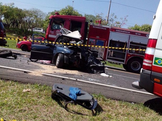 Carro colidiu na lateral de caminhão (Foto: Divulgação/Ricardo Xavier)