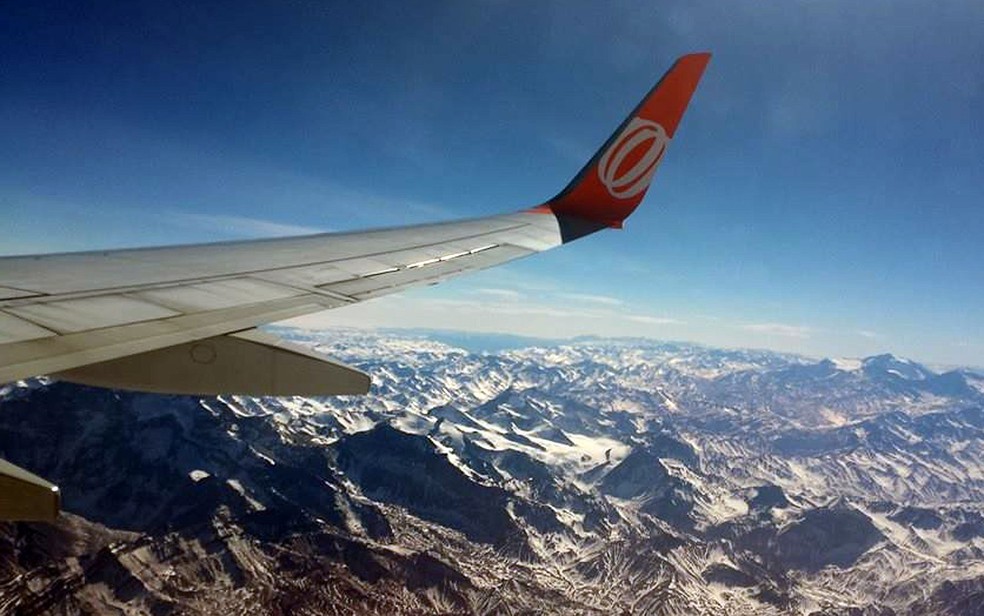 Avião da Gol Linhas Aéreas sobrevoa a Cordileira dos Andes, no Chile (Foto: Luciano Calafiori/G1)