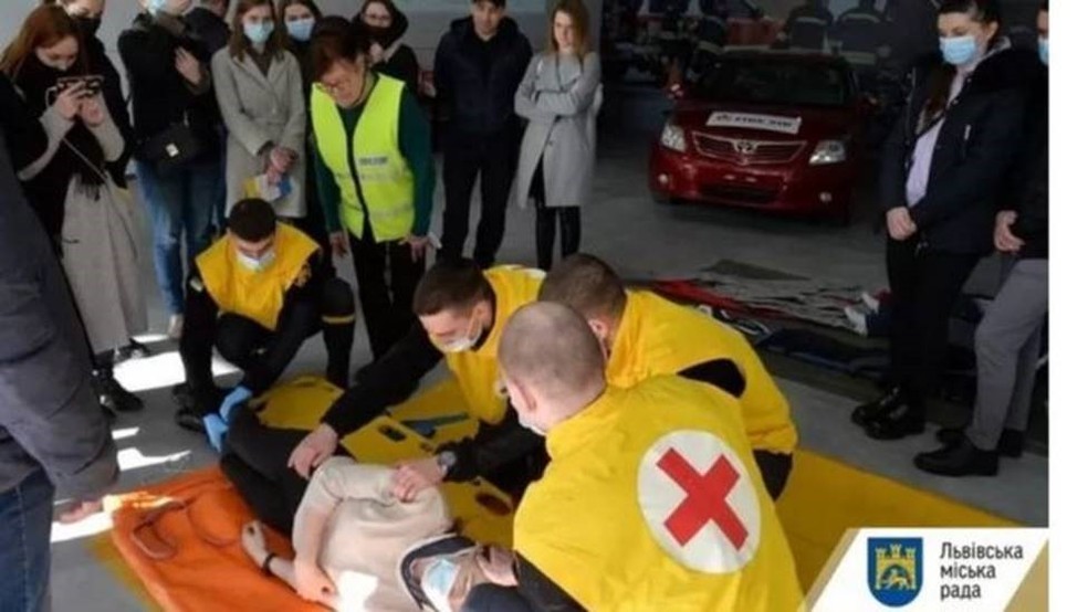Aulas de primeiros socorros são comuns em Leópolis — Foto: Conselho da cidade de Lviv/Via BBC