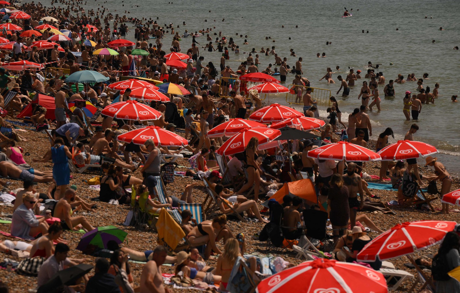 Milhares de ingleses vão ao mar em Brighton, no Sul da Inglaterra, durante onda de calor — Foto: Daniel Lela / AFP