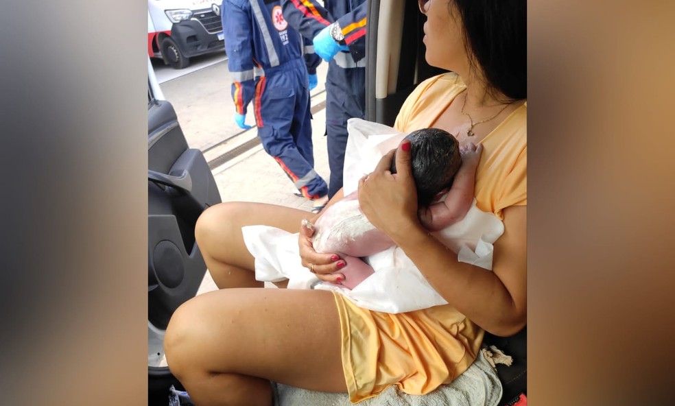 Bombeiro realizou o parto da esposa dentro do carro da família em Itapipoca. — Foto: Arquivo pessoal
