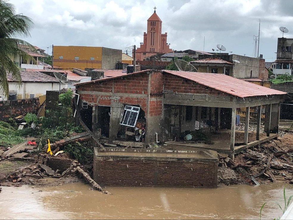 Chuva deixa 500 famílias desabrigadas em Hidrolândia, no Ceará ...