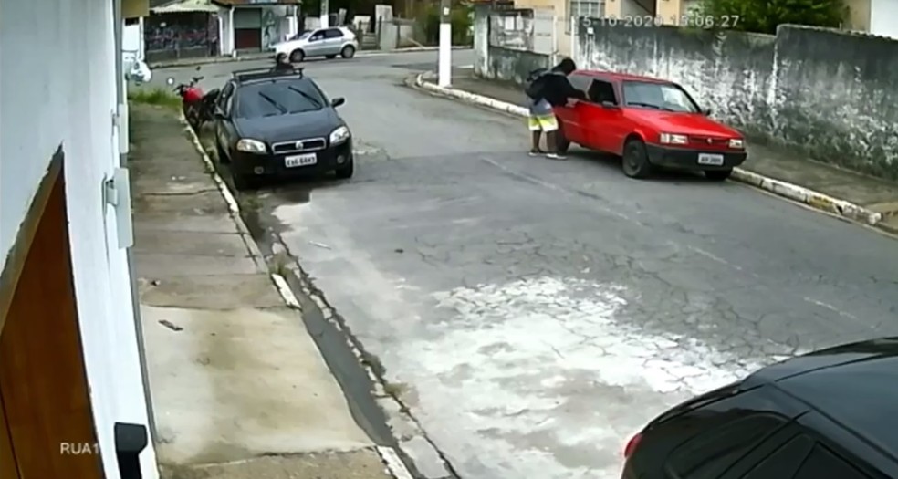 Operação do MP apura envolvimento de policiais civis por suspeita de roubo com viatura em Guaratinguetá — Foto: Arquivo Pessoal
